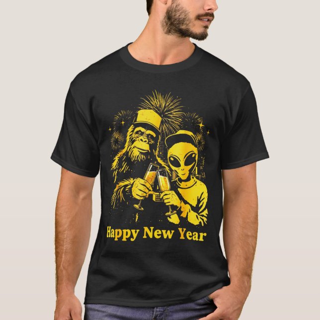 Happy New Year 2026 Bigfoot Alien Lovers New Years T Shirt (Framsida)