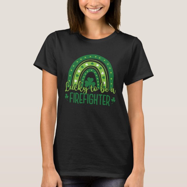 Happy St Patrick Day   Lucky to be a Firefighter T Shirt (Framsida)