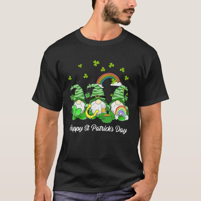 Happy St Patrick s Day Three Gnomes Shamrock T Shirt (Framsida)