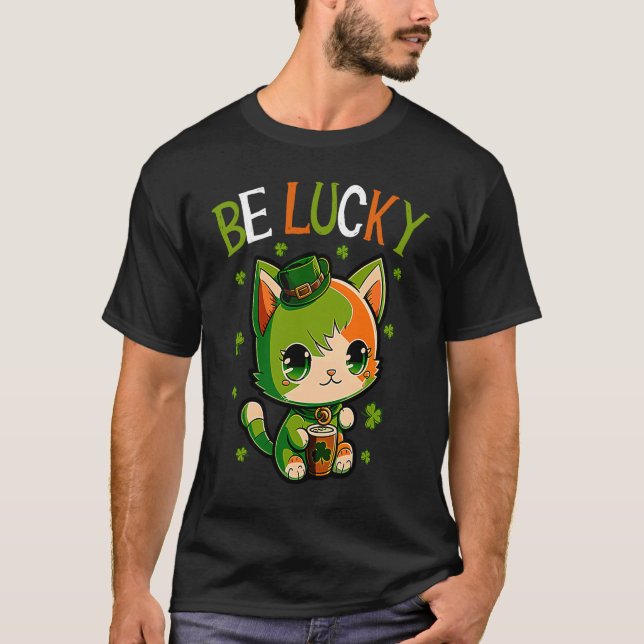 Happy St Patrick's Day Be Lucky Cat and Shamrocks T Shirt (Framsida)