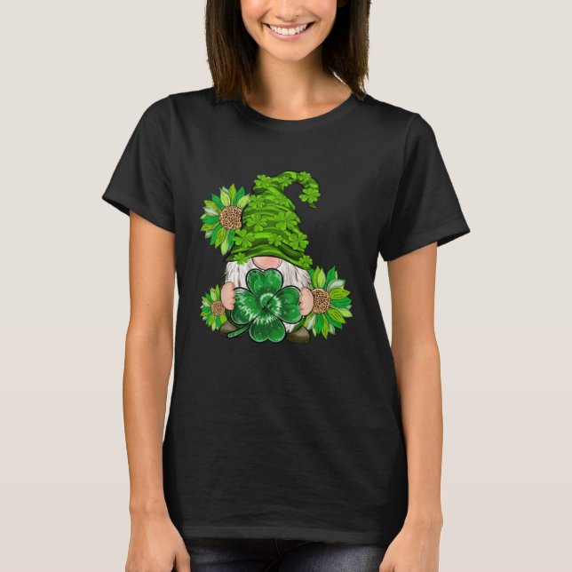 Happy St Patrick's Day Gnome with Leopard Sunflowe T Shirt (Framsida)