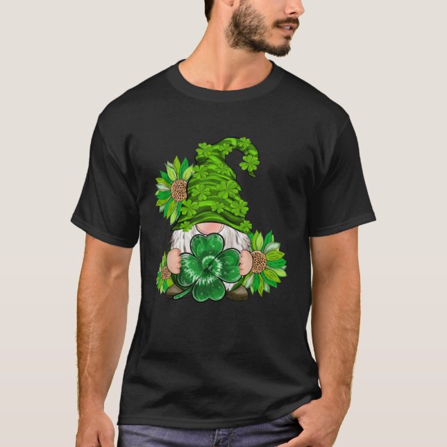 Happy St Patrick's Day Gnome with Leopard Sunflowe T Shirt (Framsida)