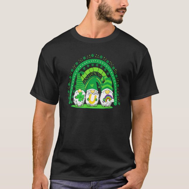 Happy St Patrick's Day Three Gnomes Shamrock Rainb T Shirt (Framsida)