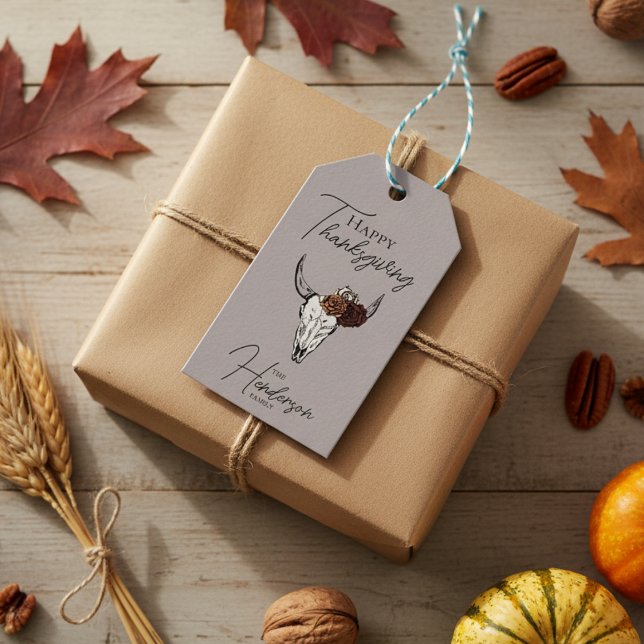 Happy thanksgiving Blommigt Cow Skull Fall Harvest Presentetikett (Rustic Happy Thanksgiving Gift Tags. Floral Cow Skull & Horns, Roses Illustration. Elegant Pattern)