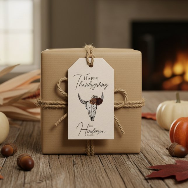 Happy thanksgiving Blommigt Cow Skull Fall Harvest Presentetikett (Rustic Happy Thanksgiving Gift Tags. Floral Cow Skull & Horns, Roses Illustration. Elegant Pattern)