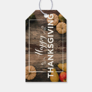 Happy thanksgivingkalebasser på lantligt trä presentetikett