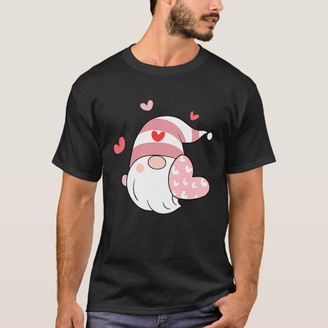 Happy Valentineu2019s Day Gnome with Pink Heart T Shirt (Framsida)