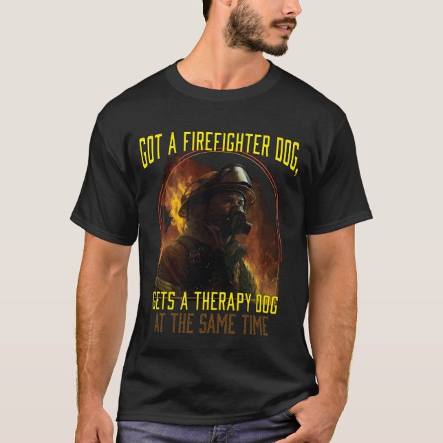 Har A Firefighter Hund Gets Aherapy Hund Athe boy  T Shirt (Framsida)