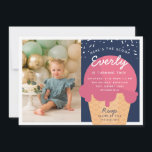 Här är Scoop Ice Cream Cone Kid Birthday Photo Inbjudningar<br><div class="desc">Meddela din lilla sommar- födelsedagsfirande med dessa festliga glassinbjudningar i en sommarpalett i färg. Den moderna designen har en våffelkon med en skop av rosa glass med "här är skåpet" placerad ovanpå,  och ditt barns födelsedagsfest under. Lägg till ett foto av födelsedagsbarnet för att slutföra den här söta inbjudan-designen.</div>