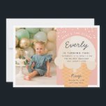 Här är Scoop Ice Cream Cone Kid Birthday Photo Inbjudningar<br><div class="desc">Meddela din lilla sommarfödelsedagskalender med dessa festliga glassinbjudningar i en smutsig pastellpalett i färg. Den moderna designen har en våffelkon med en skop av vaniljglass med "här är scoop" som fästs överst och ditt barns födelsedagsfest under. Lägg till ett foto av födelsedagsbarnet för att slutföra den här söta inbjudan-designen.</div>