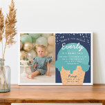 Här är Scoop Ice Cream Cone Kid Birthday Photo Inbjudningar<br><div class="desc">Meddela din lilla sommar- födelsedagsfirande med dessa festliga glassinbjudningar i en sommarpalett i färg. Den moderna designen har en våffelkon med en skop av turkos-teal glass med "här är scoop" placerad ovanpå och ditt barns födelsedagsfest under. Lägg till ett foto av födelsedagsbarnet för att slutföra den här söta inbjudan-designen.</div>