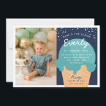 Här är Scoop Ice Cream Cone Kid Birthday Photo Inbjudningar<br><div class="desc">Meddela din lilla sommar- födelsedagsfirande med dessa festliga glassinbjudningar i en sommarpalett i färg. Den moderna designen har en våffelkon med en skop av turkos-teal glass med "här är scoop" placerad ovanpå och ditt barns födelsedagsfest under. Lägg till ett foto av födelsedagsbarnet för att slutföra den här söta inbjudan-designen.</div>