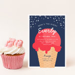 Här är Scoop Ice Cream Cone Kid-Födelsedagsfesten Inbjudningar<br><div class="desc">Lägg märke till att din lilla man firar sin sommarfödelsedag med dessa festliga glassinbjudningar i en klassisk röd, vit och blå palett i färg. Den moderna designen har en våffelkon med en liten röd glass med "här är skåpet" placerad ovanpå, och ditt barns födelsedagsfest under. Perfekt för flickors eller pojkars...</div>