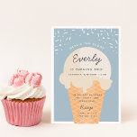 Här är Scoop Ice Cream Cone Kid-Födelsedagsfesten Inbjudningar<br><div class="desc">Meddela din lilla sommarfödelsedagskalender med dessa festliga glassinbjudningar i en mjuk pastel-palett i färg. Den moderna designen har en våffelkon med en skop av vaniljglass med "här är scoop" placerad ovanpå,  och ditt barns födelsedagsfest under på en mjuk blå bakgrund.</div>