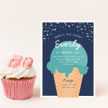 Här är Scoop Ice Cream Cone Kid-Födelsedagsfesten Inbjudningar<br><div class="desc">Meddela din lilla sommar- födelsedagsfirande med dessa festliga glassinbjudningar i en sommarpalett i färg. Den moderna designen har en våffelkon med en skop av turkos-teal glass med "här är scoop" placerad ovanpå och ditt barns födelsedagsfest under.</div>