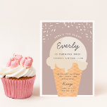 Här är Scoop Ice Cream Cone Kid-Födelsedagsfesten Inbjudningar<br><div class="desc">Meddela din lilla sommarfödelsedagskalender med dessa festliga glassinbjudningar i en mjuk pastel-palett i färg. Den moderna designen har en våffelkon med en skop av vaniljglass med "hit's the scoop" placerad ovanpå,  och ditt barns födelsedagsfest under på en rosa taupbakgrund.</div>