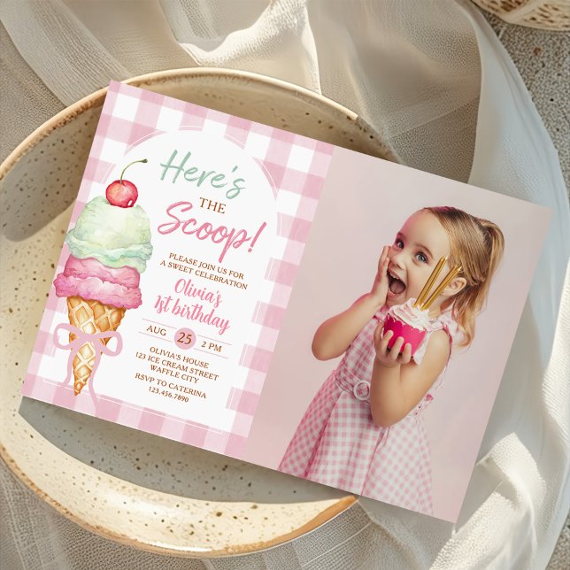 Här är skopan Glassbåge 1-års födelsedagsfoto Inbjudningar (Skapare uppladdad)