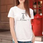 Här är till Fooler som drömmer om fetstil i Chicen T Shirt<br><div class="desc">"Här är till de idioter som drömmer." Var en av dem som alltid låter sin optimism styra sin vision och sina ambitioner. Denna skarpa, moderna, grafiska, minimalistiska t-shirt kombinerar fet, sanserif-typografi med handskrivet kalligrafiskt skript, allt i svart och vitt. Underbart inspirerande citat som inspirerar dig hela dagen. Underbart sätt att...</div>
