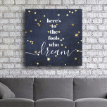 Här är till Skolor som Dream Guld Stars Type Navy Canvastryck<br><div class="desc">"Här är till de idioter som drömmer." Var en av dem som alltid låter sin optimism styra sin vision och sina ambitioner. Den här riken, modern, grafisk, minimalistisk omsluten arbetsyta, kombinerar vit fet, sanserif-typografi och handskrivet kalligrafiskript, mot en djup marin denim-bakgrund sprinklad med faux-guld-stjärnor. Underbart inspirerande citat och motivation att...</div>