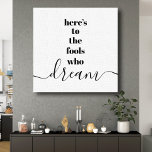 Här är till Skolor som Dream Typography Black Whit Canvastryck<br><div class="desc">"Här är till de idioter som drömmer." Var en av dem som alltid låter sin optimism styra sin vision och sina ambitioner. Denna skarpa, moderna, grafiska, minimalistiskt omslagna duk kombinerar fet, sanserif-typografi med handskrivna kalligrafiskript, allt i svart och vitt. Underbart inspirerande citat och motivation att inspirera dig hela dagen. Underbar...</div>