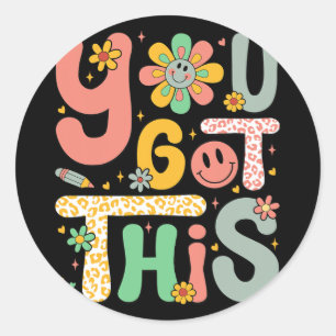 Har Den här testdagen Groovy Motivational Teacher Runt Klistermärke