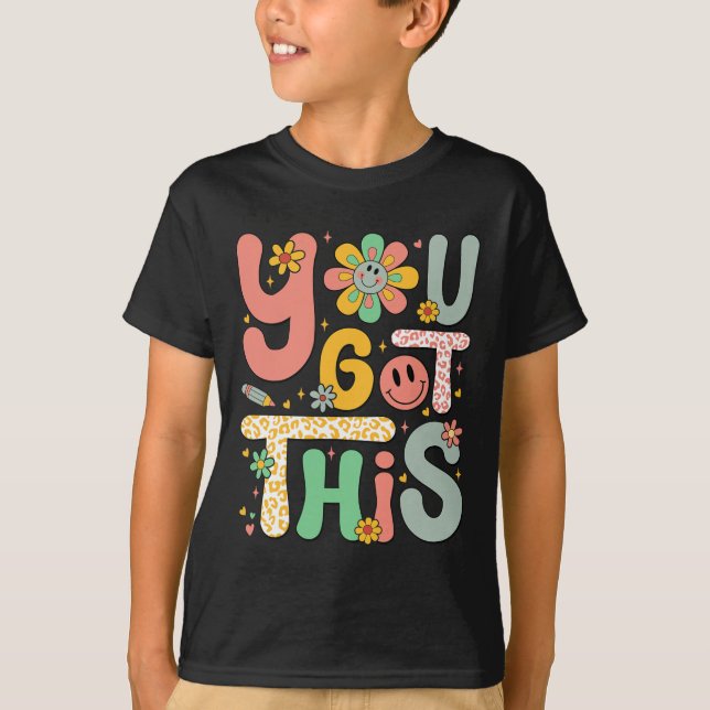 Har Den här testdagen Groovy Motivational Teacher  T Shirt (Framsida)