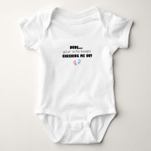 Har du din fru behållor som kollar ut mig Pojke? T Shirt