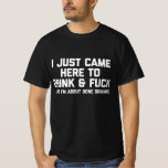 Här för att dricka och missa - nästan klar torknin t shirt<br><div class="desc">Den här djärva och kinkiga bilden är gjord för djur i party som inte är rädda för att säga det som det är. Perfekt för vilder,  reklamfester eller nästa festival springa. Du har nästan avslutat drickande - nu då?</div>