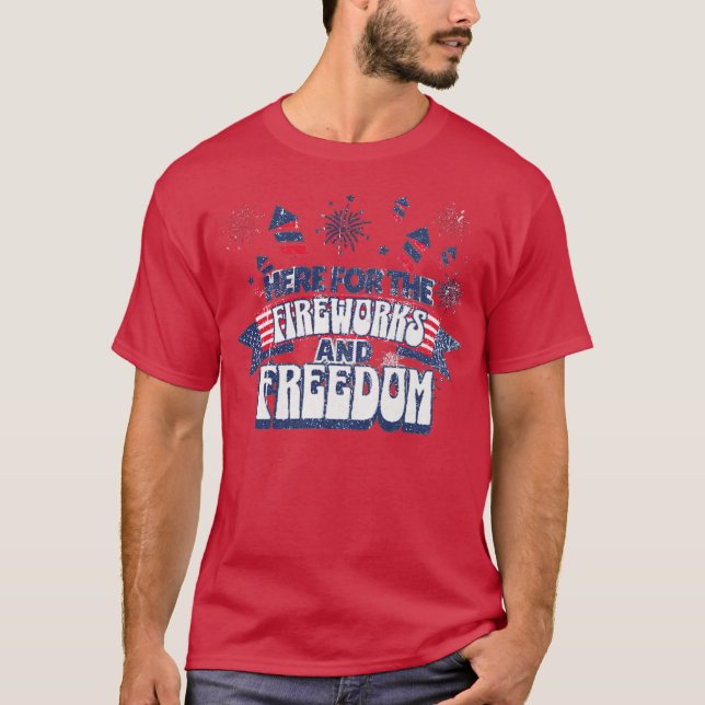 Här för fyrverkerierna och friheten t shirt (Framsida)