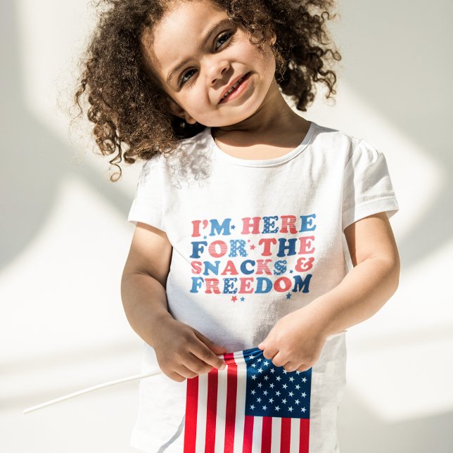 Här för Snacks & Freedom den 4 juli T Shirt (Skapare uppladdad)