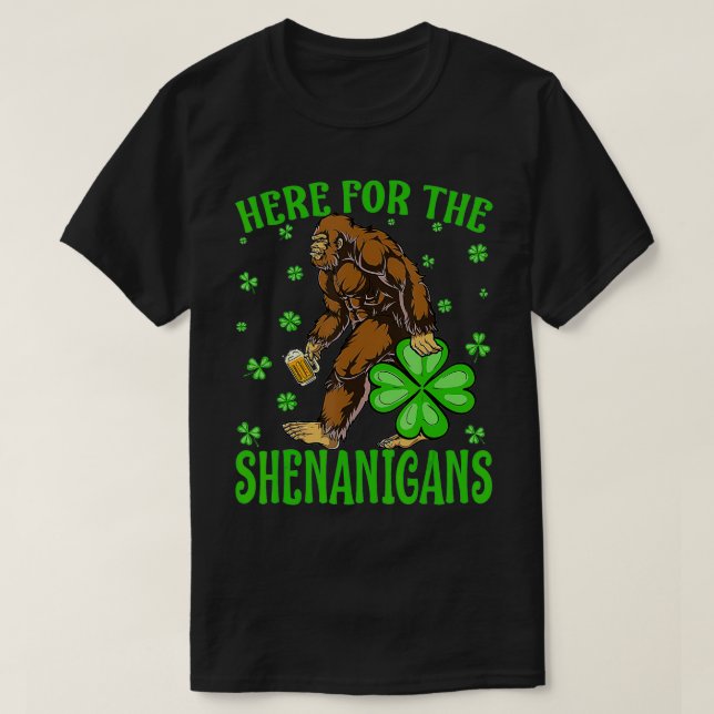Här för St patrick's day Shenanigans Bigfoot T Shirt (Design framsida)