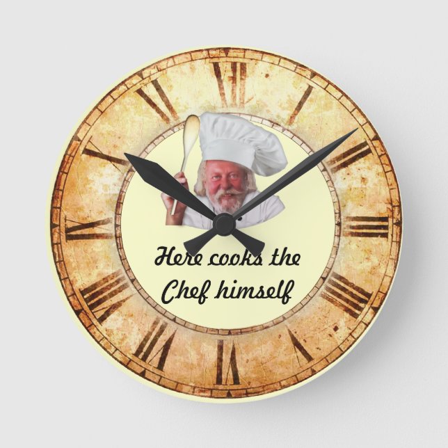 Här kokar Chef själv Kitchen Clock Rund Klocka (Framsida)