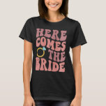 Här Kom Bac på Bride Squad Brudens sida Bröllop T Shirt<br><div class="desc">Här Kom på Bride Squad Brudens sida Bröllop Bachelorette</div>