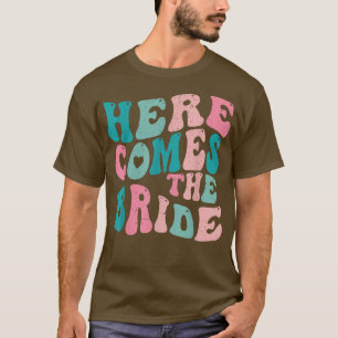 Här Kom Bride Future Mrs Förlovning Bachelor T Shirt