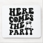 Här Kom Bride Party Retro Groovy Bachelorett Musmatta<br><div class="desc">Här Kom Bride Party Retro Groovy Bachelorette Women's</div>