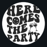 Här Kom Bride Party Retro Groovy Bachelorett Runt Klistermärke<br><div class="desc">Här Kom Bride Party Retro Groovy Bachelorette Women's</div>