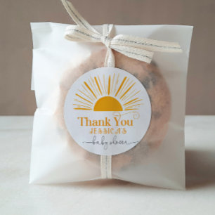 Här kommer babyduschen i sol tack. runt klistermärke