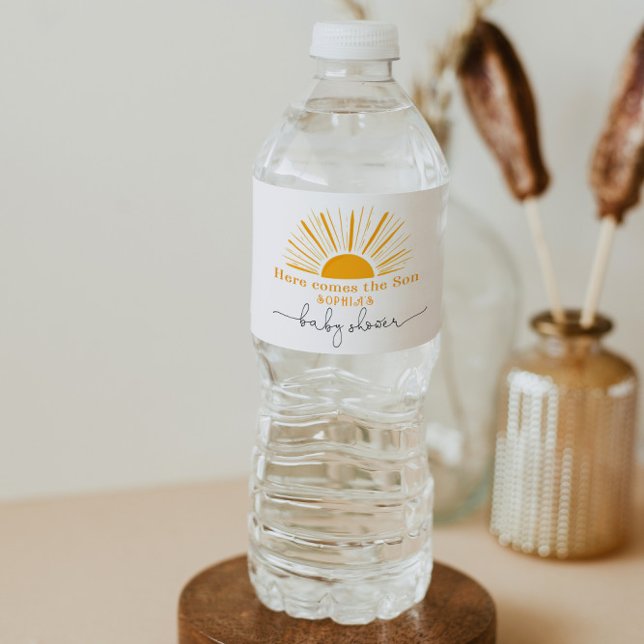Här kommer barnduschen sol vattenflaskor etikett (Skapare uppladdad)