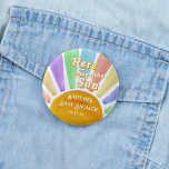 Här kommer barnskåran för son Retro Boys Knapp<br><div class="desc">Fira i stil med trendigets babyduschknappar. Den här utformningen är enkel att anpassa med din speciella händelsetext och dina gäster blir glada när de ser dessa fantastiska favoritknappar. Matchande objekt finns i samlingen.</div>