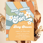 Här kommer barnskåran inbjudningar<br><div class="desc">Retro Baby Shower-inbjudan med en boho sol-blå bakgrund,  spridda blommor i daisy,  regnbåge och ord "hit kommer sonen" i ett 70-tal med ett dyft. Vänd vår söta inbjudan om du vill visa ett samordnat blått bakåt.</div>