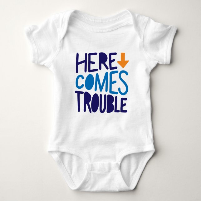 Här Kommer Besvär Baby Bodysuit T Shirt (Framsida)