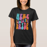 Här kommer Bride Bachelorette Party Bröllop en T Shirt<br><div class="desc">Här kommer Bride Bachelorette Party Bröllop engagerad</div>