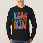 Här kommer Bride Bachelorette Party Bröllop en T Shirt<br><div class="desc">Här kommer Bride Bachelorette Party Bröllop engagerad</div>