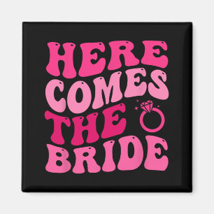 Här kommer Bride Bröllop Ring Bearer Flower Gi Magnet