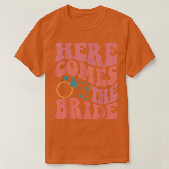 Här kommer Bride Bröllop Ring Bearer Flower Gi T Shirt (Design framsida)