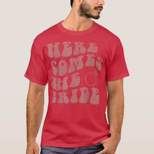 Här kommer Bride Bröllop Ring Bearer Flower Gi T Shirt