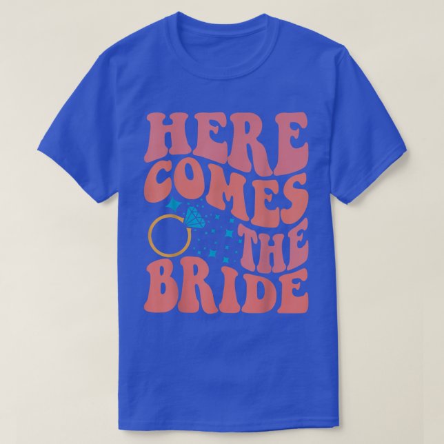Här kommer Bride Bröllop Ring Bearer Flower Gi T Shirt (Design framsida)