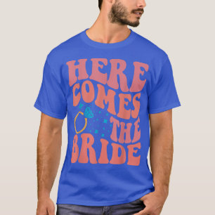 Här kommer Bride Bröllop Ring Bearer Flower Gi T Shirt