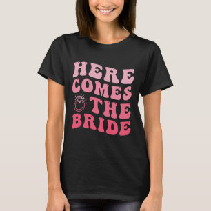 Här kommer Bride Bröllop Ring Bearer Groovy T Shirt