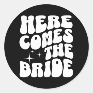 Här kommer Bride Groovy Bach Retro Bachelorett Runt Klistermärke
